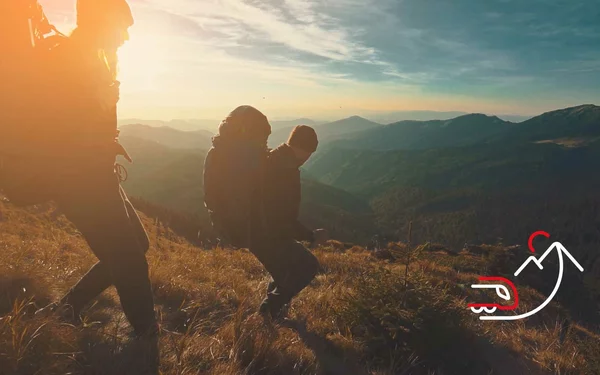 Zwei Menschen bei Wandern in der Dämmerung