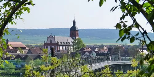 Alte Mainbrücke mit Blick auf Zellingen, Foto: Reinhold Meurer