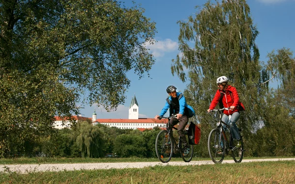 Radfahren am Isardamm in Freising, Foto: Touristinfo Freising - Herbert Bungartz