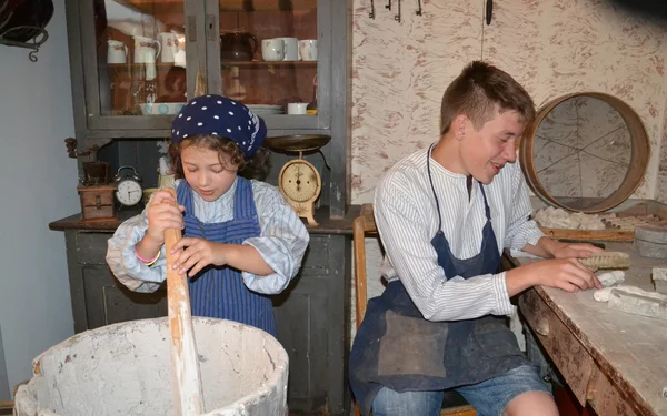 Kinder in der Drücker-Werkstatt, Foto: Spielzeugmuseum Neustadt