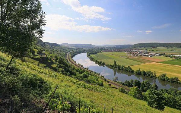 Unterwegs auf dem Wanderweg in den Weinbergen zur Falteshütte, Foto: Uwe Miethe, Lizenz: DB