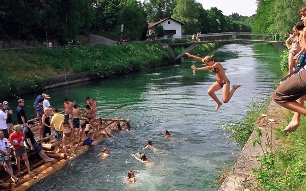 Badende und Isarfloss bei der Grosshesseloher Brücke, Foto: Shahow Wali, Lizenz: München Tourismus