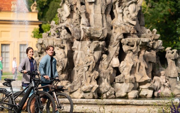 Paar mit Fahrrad Schlossgarten, Foto: Gideon Heede