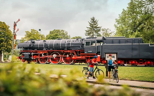 Altmühltal-Radweg – Radler an Eisenbahn in Treuchtlingen, Foto: Stefan Schramm, Lizenz: NPA