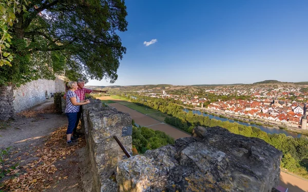 Karlsburg Wanderer Blick von der Karlsburg auf Karlstadt, Foto: JM, Lizenz: Stadt Karlstadt