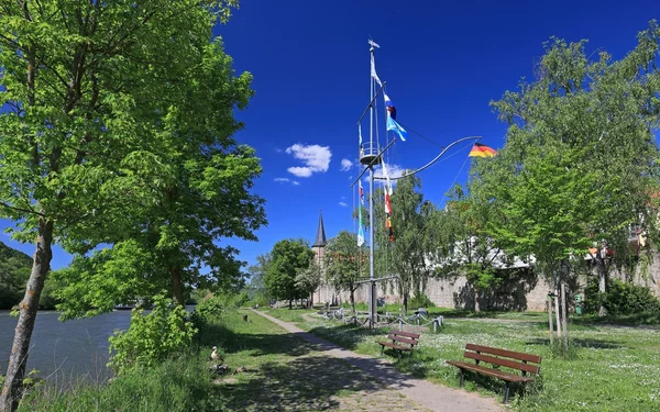 Karlstadt Mainwiesen, rechts die Stadtmauer, Foto: Uwe Miethe, Lizenz: DB