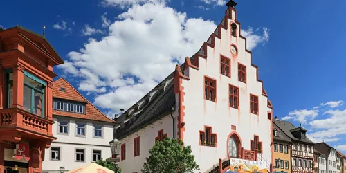 Historisches Rathaus Karlstadt, Foto: Uwe Miethe, Lizenz: DB