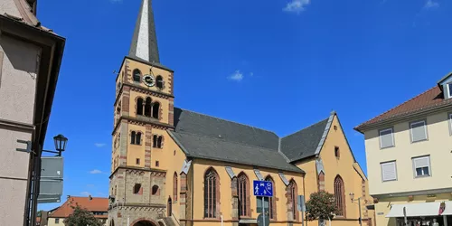 Blick über den Kirchplatz zur Stadtpfarrkirche St. Andreas, Foto: Uwe Miethe, Lizenz: DB