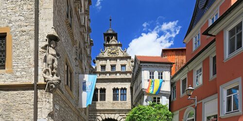 Links das Renaissance-Rathaus mit der St.-Georgs-Figur an der Südostecke. Im Hintergrund das Maintor, Foto: Uwe Miethe, Lizenz: DB