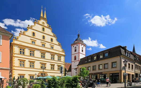 Der Schloßplatz mit dem Seinsheimischen Schloss und der Kirche St. Nikolai, Foto: Uwe Miethe, Lizenz: DB