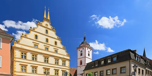 Der Schloßplatz mit dem Seinsheimischen Schloss und der Kirche St. Nikolai, Foto: Uwe Miethe, Lizenz: DB