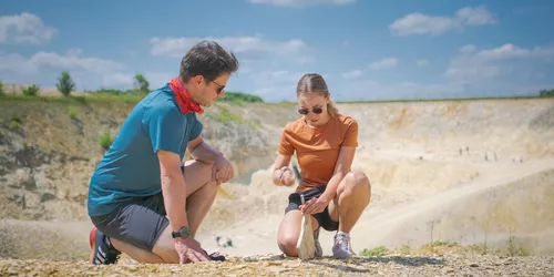 Fossiliensammeln, Foto: Naturpark Altmühltal