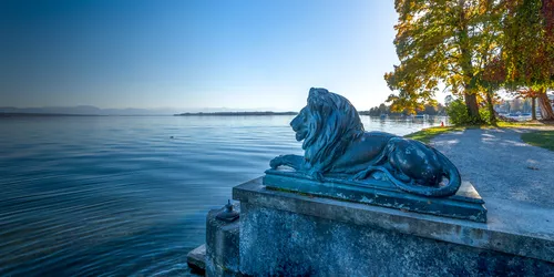 Steinerner Löwe vor See