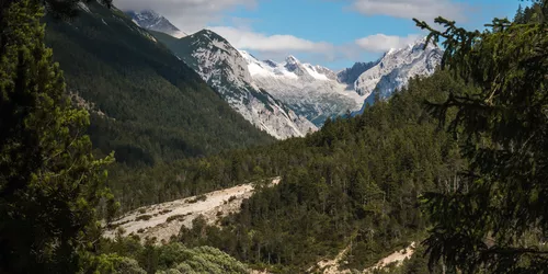 Tal und mit Wäldern bewachsene Berge