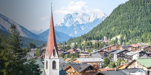 Kleine Stadt und Kirche vor Bergpanorama