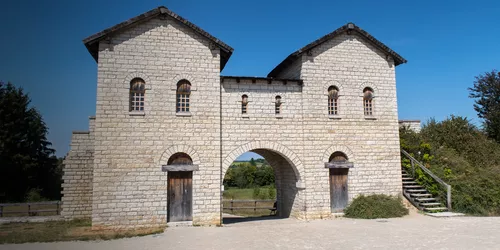 Stadttor mit Türmen in Weißenburg