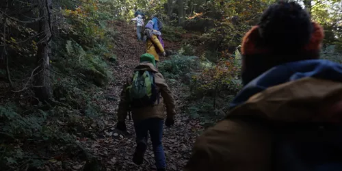 Junge Menschen Bein Wandern durch den Wald