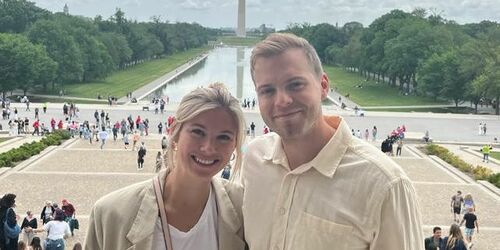 Michael Garteig und Frau vor Monument