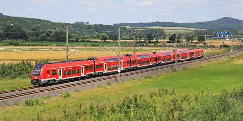 S-Bahn in flachem relativ offenem Gelände in der Natur