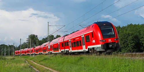 Eine S-Bahn in der Bayerischen Landschaft