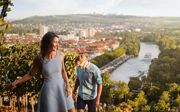 Ein junges Paar in den Weinbergen bei WÜrzburg
