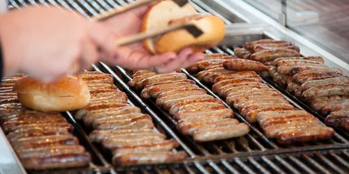 Nürnberger Rostbratwürste auf dem Grill