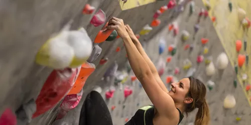 Frau beim Boulder