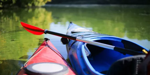 Zwei Kajaks im Wasser