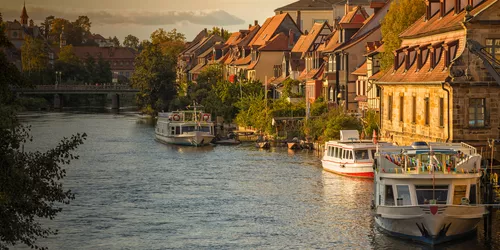 Regnitz mit Schiffen und Häusern am Ufer