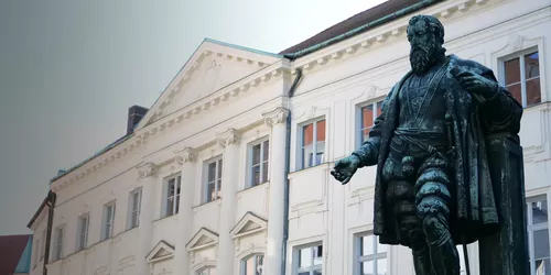 Gebäude mit Statue davor