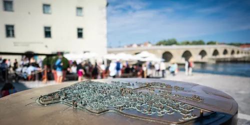  (c) erlebe.bayern - Dietmar Denger - Regensburg als Modell & Steinerne Brücke im Hintergrund