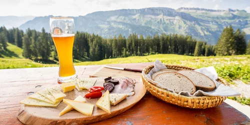 Brotzeit-auf-der-Piesenalpe-(c)-Tourismus-Oberstdorf---Eren-Karaman