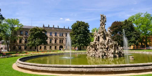 Hugenottenbrunnen vor Schloß in Erlangen