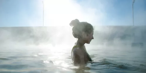 Eine Frau entspannt in einem heißen Bad in einer Therme