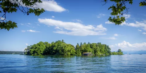 Blick auf eine kleine Insel, die auf einem See ist. Starnberger See