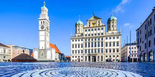 Blick auf einen alten Stadtplatz mit schönen alten Gebäuden im Hintergrund