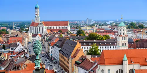 Blick aus einer Art Vogelperspektive auf eine Altstadt mit Kirche