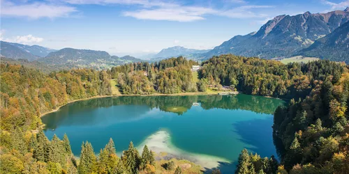 Blick auf einen schönen türkisen Bergsee mit Bergen im Hintergrund