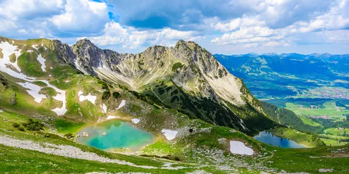 Blick von einem Berg nach unten auf schöne kleine Bergseen