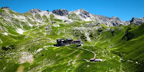 Blick auf eine Bergalm in Hochalpinem Gelände