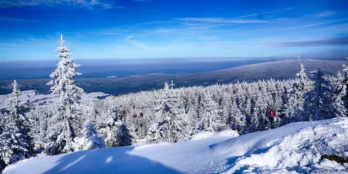 Verschneite Berglandschaft mit Blick aufs Tal