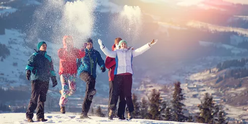 Personen in Schneelandschaft, die Schnee hochschießen