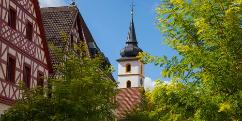 Fachwerkhaus und Kirche in Pottenstein