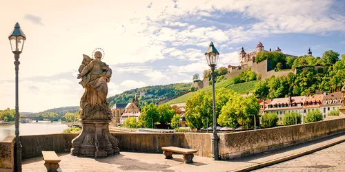 Weinberge und Flussufer in Würzburg